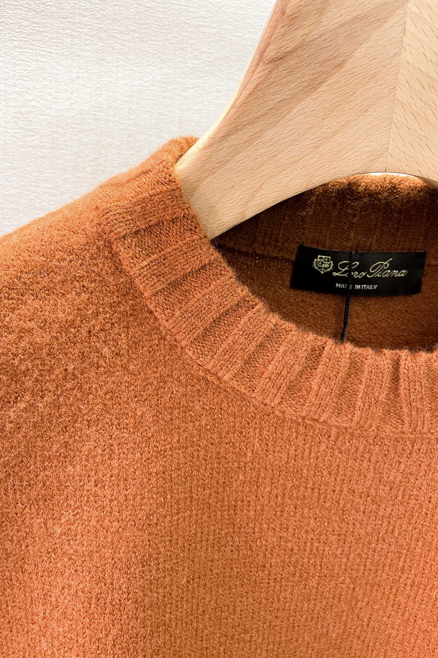 LP's new autumn and winter low-key luxury sweater, a trendy gentleman's round neck Premium sweater. Wool yarn blending. Only double-layer yarn can produce such a premium effect. It is a channel product of a trading company. It is a winter star-level item. It is easy to wear and practical. It is an all-purpose basic Versatile style. The texture is excellent. It is skin-friendly and comfortable without scratching. It is a high-end fashion base layer that is extremely comfortable whether worn alone or layered. It has an excellent texture for close-fitting wear. Demonstrate high-end and invincible fashion! Slim-fitting but not tight, with high elasticity on all sides, it is definitely a very comfortable upper body experience. It is a must-have item for winter wear! The wiring is neat and delicate, the details are exquisite, and the upper body effect is excellent. There is no age limit, and it is the best product on the Internet! Size: S M L